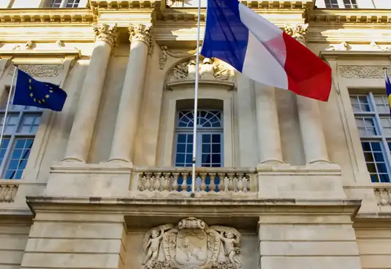 Façade d’un hôtel de ville avec les drapeaux français et européen