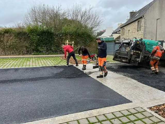 Équipe en tenue haute visibilité au travail sur un chantier