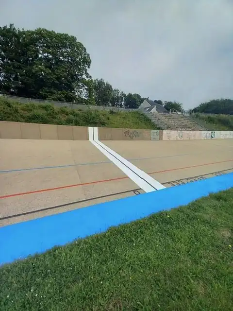 Bande colorée sur piste