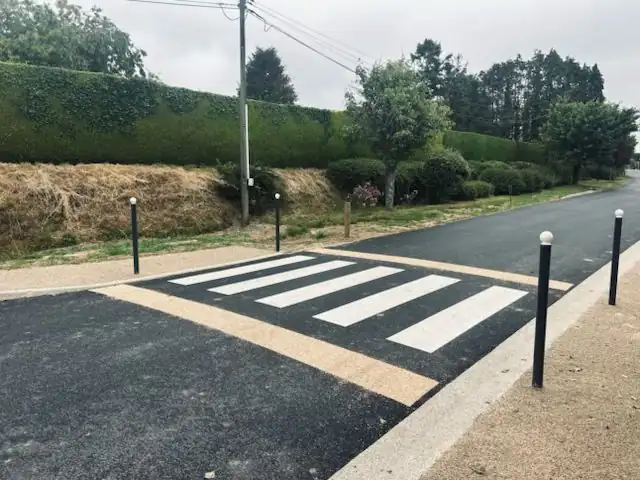 Passage piéton et potelets